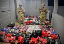 Incautan cargamento abandonado de ropa deportiva valorado en $25 mil por posible contrabando