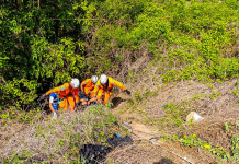 Rescatan a mujer que cayó en barranco de San Luis Talpa