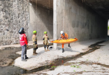 Hombre es rescatado tras caer desde puente en San Salvador