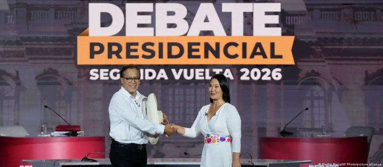 Reproches y promesas dominan debate presidencial en Perú
