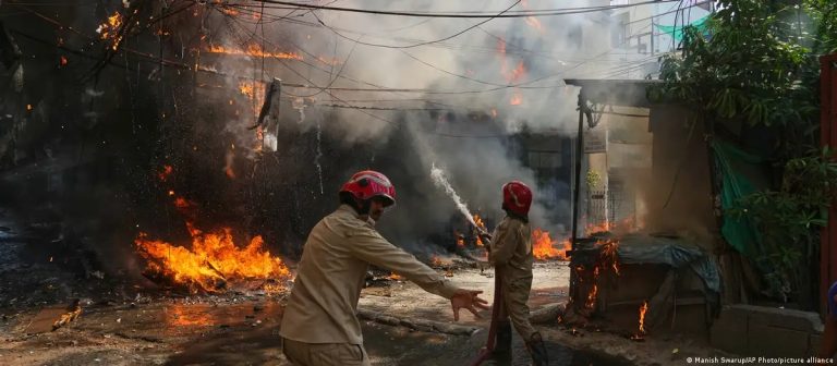 Al menos 21 muertos y 11 heridos en un incendio en la India