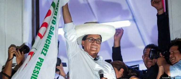 Perú: Sánchez adelanta a Fujimori en contienda sin definir