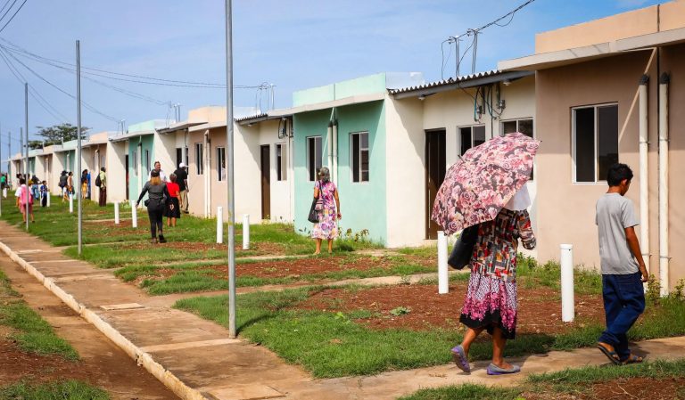 Entregan 52 casas a familias beneficiadas con proyecto habitacional en Acajutla