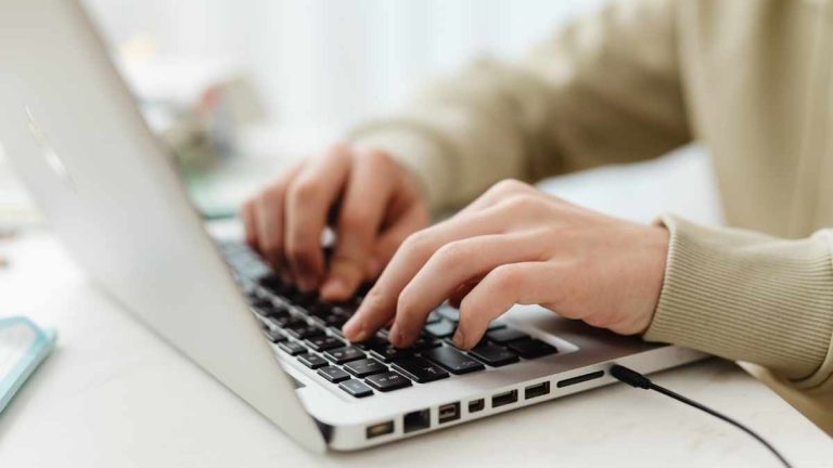 BCR premiará con becas universitarias a los 10 mejores ensayos: ¿Cómo participar en el concurso 2026?