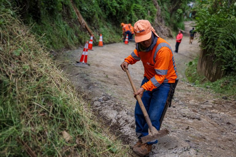 Gobierno trabaja en mejorar calles de acceso a escuelas