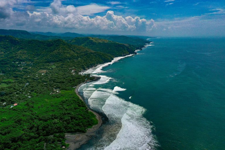 Medio Ambiente advierte sobre incremento del oleaje en la costa salvadoreña entre el 8 y el 10 de junio