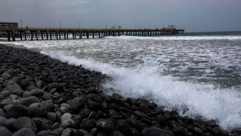 Medio Ambiente advierte oleaje más rápido y alto en la costa salvadoreña