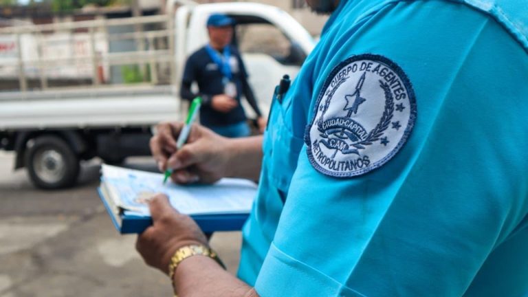 Alcaldía de San Salvador Centro advierte que cobrar por estacionar en la vía pública puede ser sancionado con multas de hasta $900