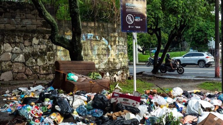 Alcaldía de San Salvador Centro instalará 300 cámaras y 50 bocinas inteligentes para combatir botaderos de basura