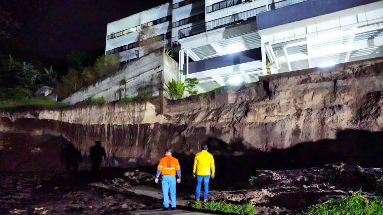 Evacúan residentes en condominio Panamericana por riesgo estructural tras colapso de muro