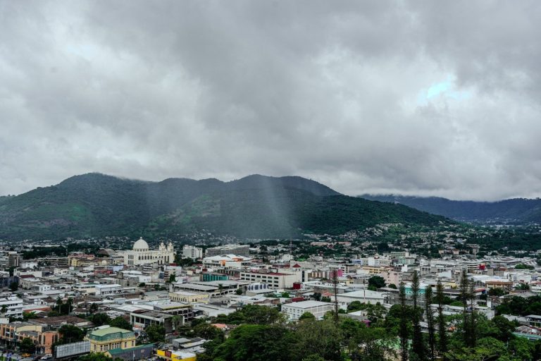 Onda tropical favorecerá lluvias y tormentas en distintas zonas del país entre miércoles y jueves