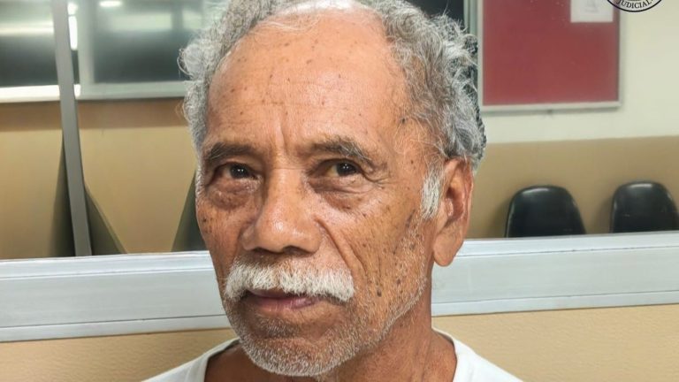 Decretan detención provisional para hombre de 77 años acusado de portación ilegal de armas en Santa Ana