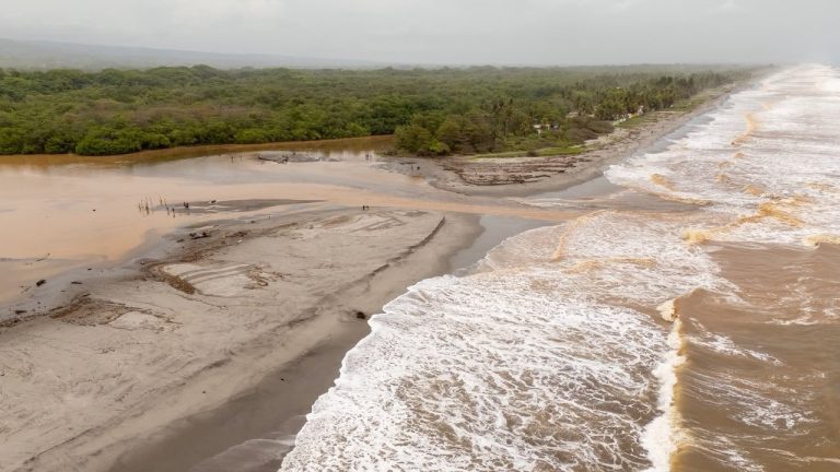 Obras Públicas utiliza maquinaria pesada para apertura de bocanas en La Libertad, Sonsonate y Ahuachapán