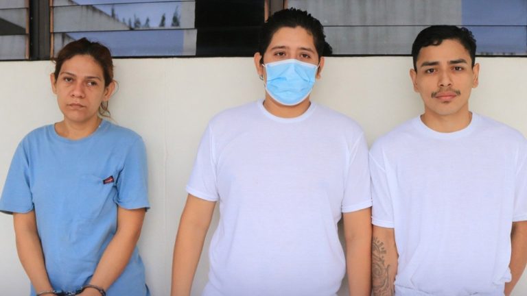 Sujetos continuarán en prisión mientras son investigadas por tráfico ilícito de drogas