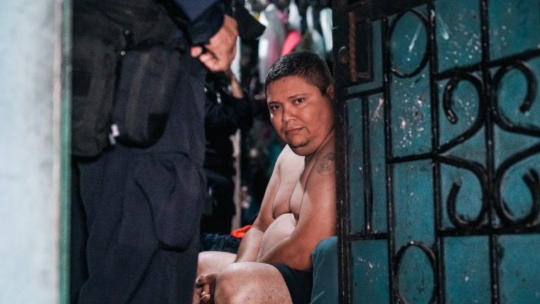 Capturado durante allanamiento en Soyapango por creación de material de abuso sexual infantil seguirá detenido