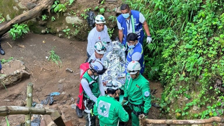 Rescatan a hombre que cayó a un barranco de 12 metros en Los Chorros