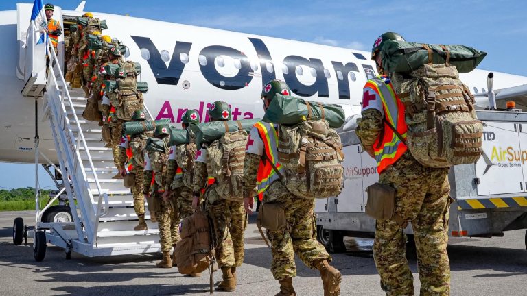 Primer grupo de rescatistas salvadoreños parte hacia Venezuela con ayuda humanitaria