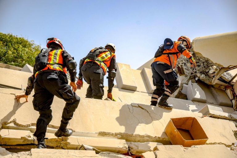 Brigada humanitaria salvadoreña realiza sus primeros rescates en zonas devastadas por terremotos en Venezuela
