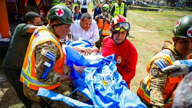Equipos humanitarios salvadoreños suman ocho rescates en Venezuela tras cinco días de labores