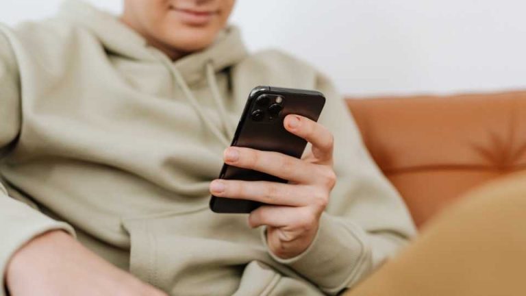 Hinge atribuye a la falta de confianza el uso de herramientas de IA para iniciar conversaciones en aplicaciones de citas