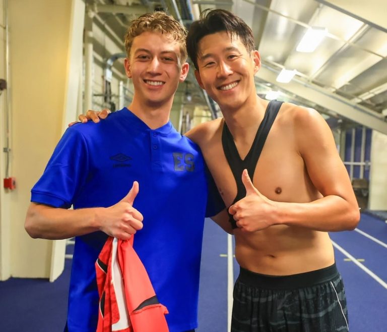 El salvadoreño Nathan Ordaz se llevó la camiseta de Heung-Min Son luego del juego ante Corea del Sur