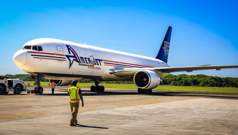 Parte quinto vuelo con ayuda humanitaria para reforzar misión de rescate en Venezuela