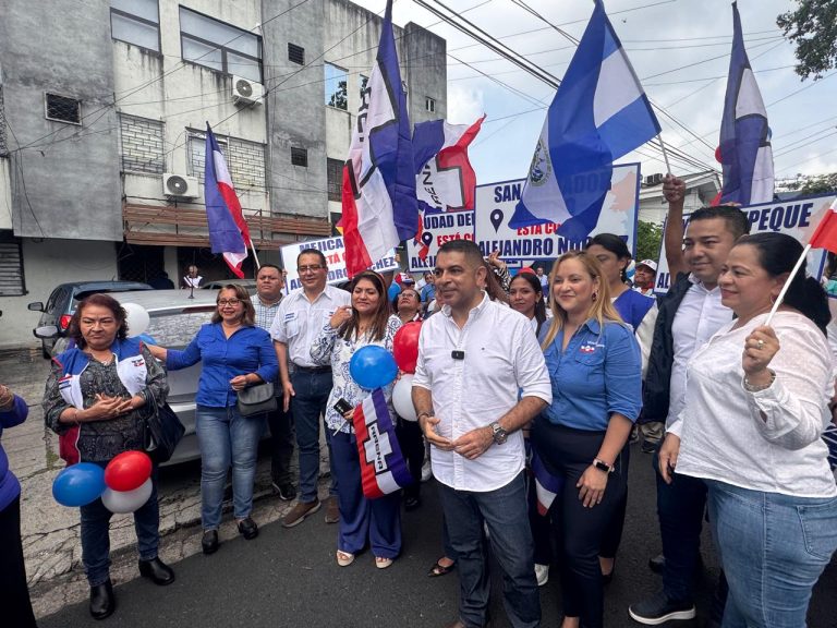 Alejandro Nóchez inscribe su precandidatura con ARENA para la alcaldía de San Salvador Centro