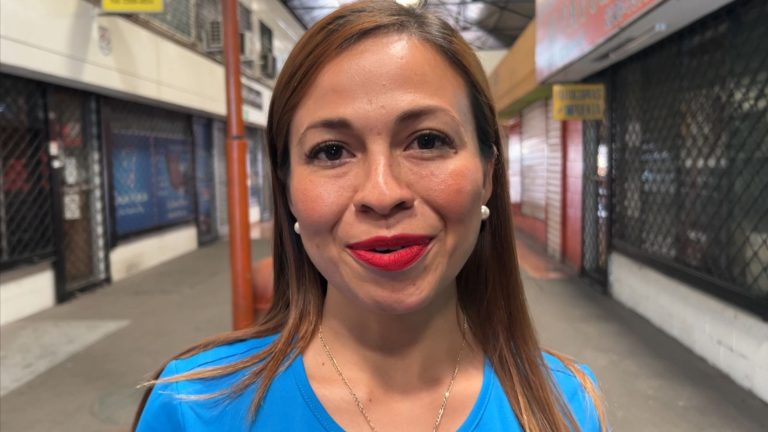Xiomara Lazo se inscribe como precandidata de VAMOS para la alcaldía de La Libertad Sur
