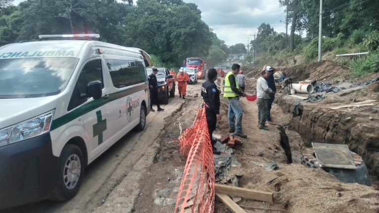 Un trabajador fallecido y dos más lesionados tras derrumbe de talud en Santa Ana