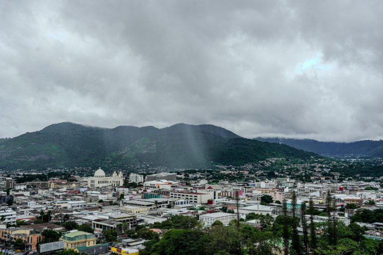 Prevén lluvias y tormentas por influencia de onda tropical para el Día del Padre