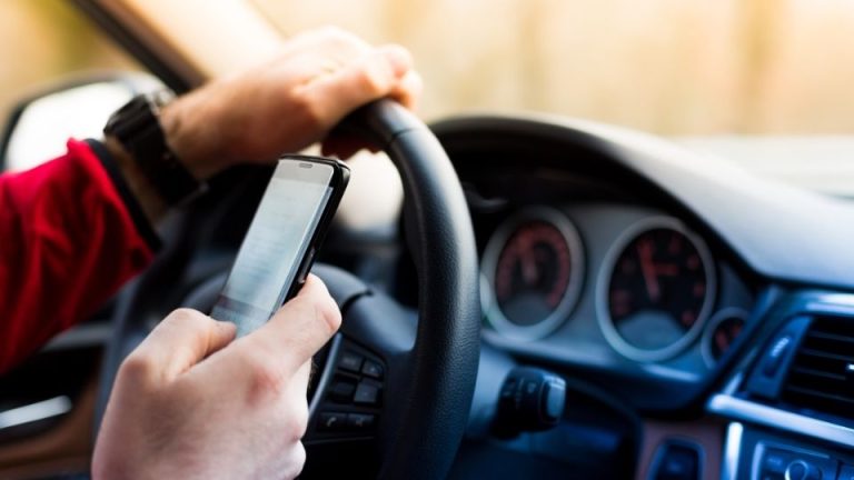 Distracción al volante encabeza las causas de muerte en accidentes de tránsito durante 2026