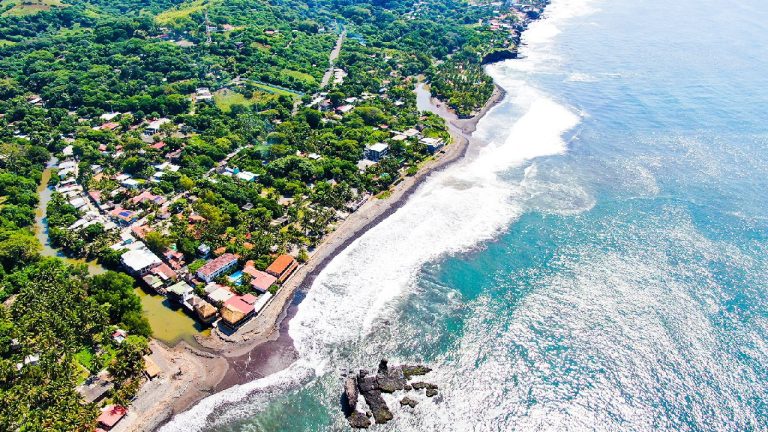 Pronostican oleaje intenso y mareas vivas en litoral salvadoreño durante esta semana