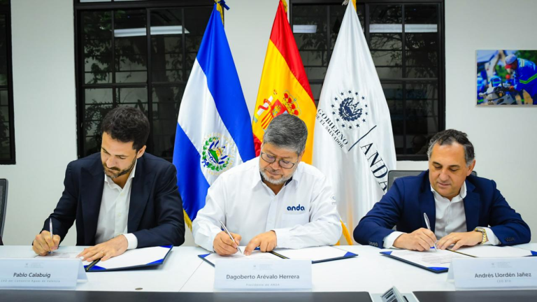 Firman contrato para iniciar programa de reducción de agua no facturada en el Área Metropolitana de San Salvador