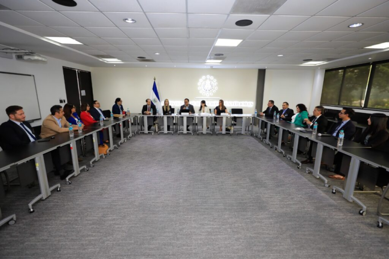 Empresas bolivianas exploran oportunidades de inversión y comercio en El Salvador