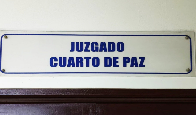 Detención provisional para acusado de intentar despojar y amenazar a vendedor en Santa Ana
