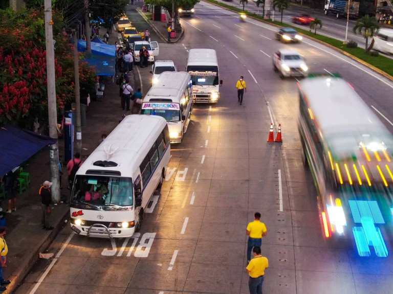 Sector transporte evalúa acciones ante impacto del precio de los combustibles
