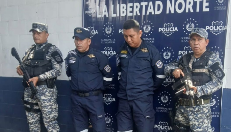 Capturan a dos agentes de Tránsito acusados de cohecho; habrían pedido dinero para devolver placas vehiculares, dice PNC