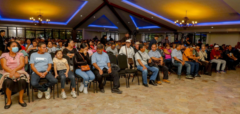 Entregan créditos para emprendimientos y mejoras habitacionales a veteranos y excombatientes