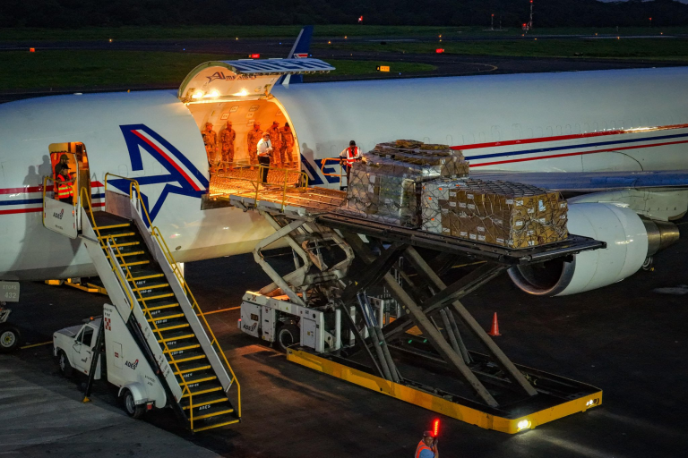 Sexto avión con ayuda humanitaria parte hacia Venezuela mientras continúan las labores de rescate tras los terremotos