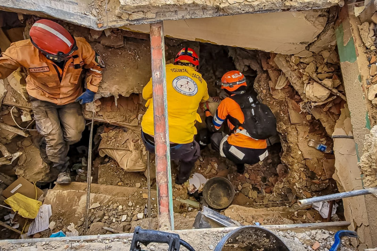 Misión salvadoreña reporta más rescates de sobrevivientes tras terremotos en Venezuela