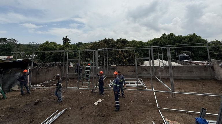 Inician construcción de cinco viviendas para familias afectadas por incendio en cantón El Matazano, Santa Tecla