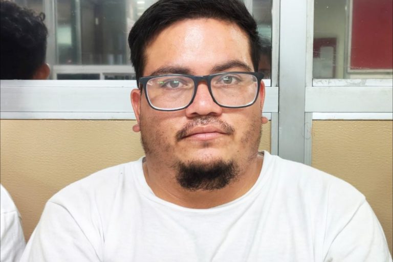 Acusado de amenazar con cuchillo a una taxista y robarle el vehículo permanecerá detenido