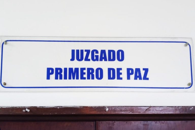 Dictan investigación sumaria contra mujer acusada de agredir reiteradamente a menor