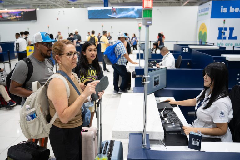 Aeropuerto Internacional de El Salvador duplica capacidad migratoria y busca reducir el ingreso de pasajeros a menos de 30 minutos