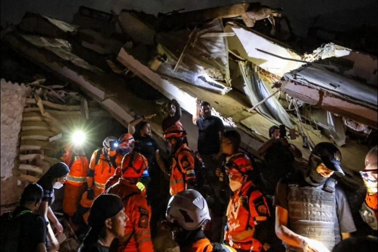 Misión salvadoreña rescata con vida a menor y mujer atrapadas bajo los escombros tras terremotos en Venezuela