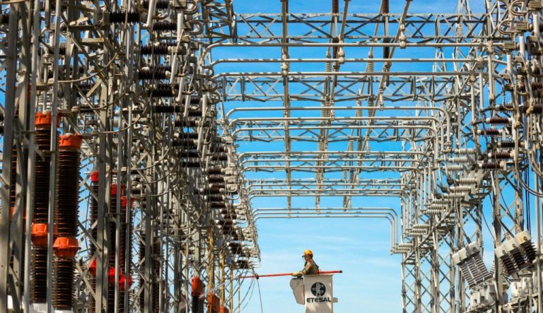 Reforman ley para trasladar a la DGEHM funciones de regulación eléctrica de la SIGET