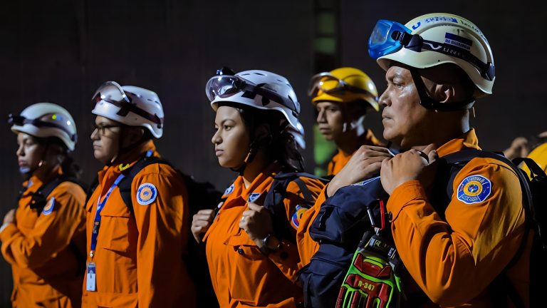 El Salvador envía relevo de rescatistas y cinco toneladas más de ayuda humanitaria a Venezuela