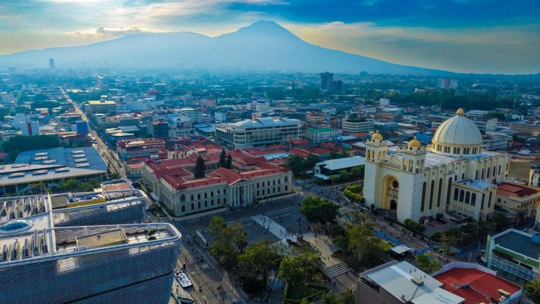 Idiomas, IA y transformación digital: claves para el mercado laboral del futuro en El Salvador