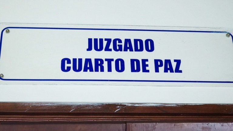 Adulto mayor continuará detenido mientras es investigado por amenazar con arma de fuego a dos repartidores en Santa Ana