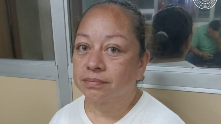 Envían a prisión provisional a mujer acusada de apropiarse de más de $150 mil de proyecto habitacional